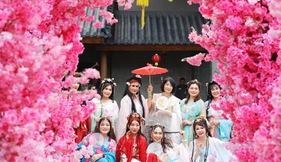 Hanfu craze sweeps Jakarta in Indonesia