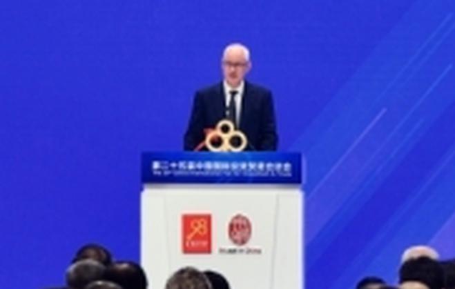 British PM to visit China