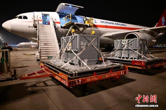 An aircraft carrying giant pandas Xiao Xiao and Lei Lei arrives at Chengdu Tianfu International Airport in southwest China’s Sichuan Province, Jan. 28, 2026. (Photo by Li Chuanyou)