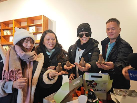 Taiwan compatriots savor new year atmosphere in Henan