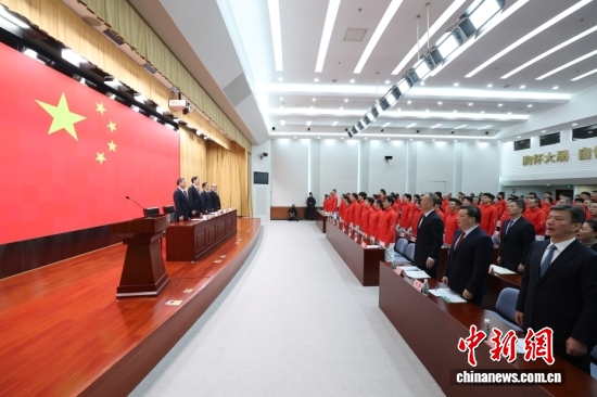 1月27日，米兰冬奥会中国体育代表团成立动员大会在北京召开。图为升旗仪式。中新社记者 富田 摄