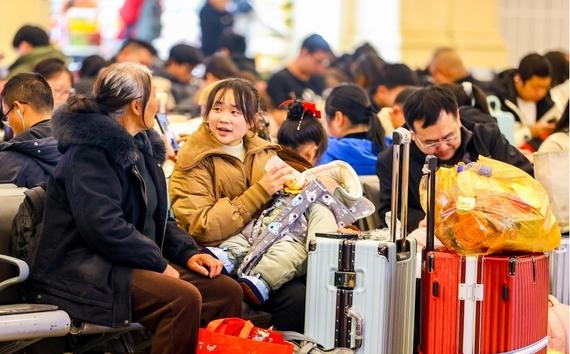 Passengers wait for boarding at Hankou Railway Station in Hubei Province as a traveler feeds an infant in the waiting hall on Jan. 14, 2026. (Photo/China News Service)