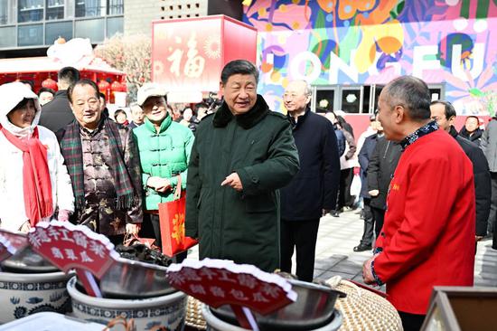 Xi visits people in Beijing ahead of Spring Festival, extends greetings to all Chinese