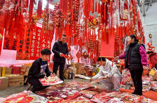 Urumqi citizens purchase festival goods to welcome Chinese New Year