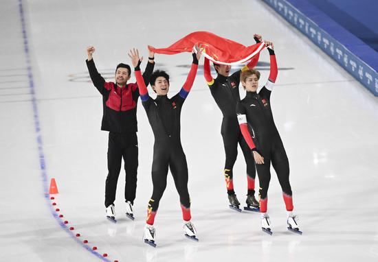 (From left to right) Chinese speed skaters Ning Zhongyan, Li Wenhao, Wu Yu and Liu Hanbin celebrate after finishing third in the men's team pursuit at the Milan-Cortina Winter Olympics. (Photo/Xinhua)