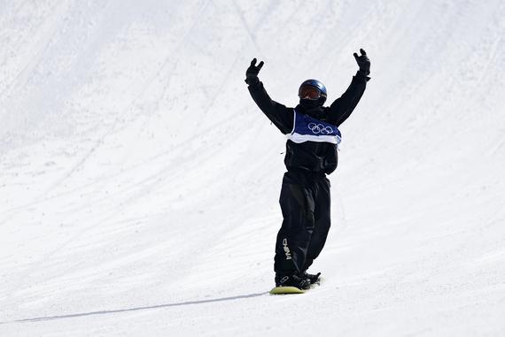 Su Yiming captures gold in the men's snowboard slopestyle final at the Milan Cortina Winter Olympics on Wednesday. (Photo/Xinhua)