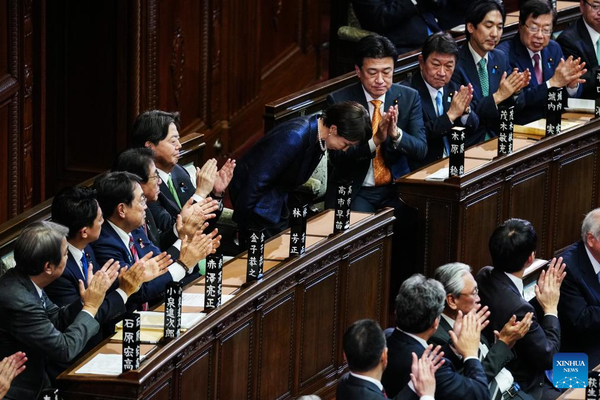 Sanae Takaichi (C) bows after winning Japan's prime ministerial designation vote in the House of Representatives in Tokyo, Japan, Feb 18, 2026.（Photo/Xinhua）