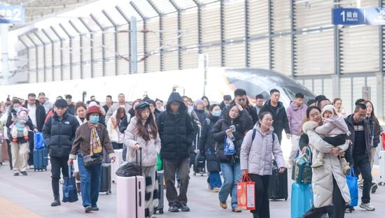 China sees peak of return travel on final day of Spring Festival holiday