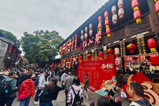 Historic alleyways in Fuzhou attract thousands of tourists during Spring Festival holiday