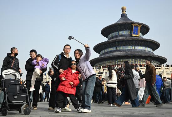 China records 596 mln domestic tourist trips during Spring Festival holiday