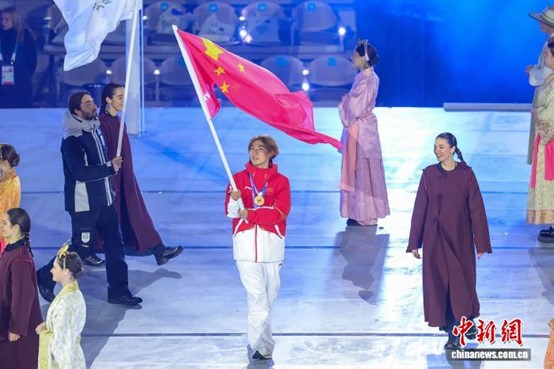 Su Yiming, flag bearer of the Chinese delegation, waves the five-star red flag as he enters the stadium during the closing ceremony of the Milan-Cortina 2026 Olympic Winter Games at Verona Olympic Arena in Verona, Italy, Feb. 22, 2026. (Photo: China News Service/Luo Yunfei)