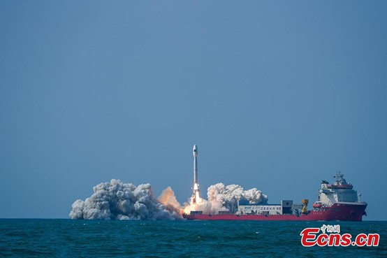 A Smart Dragon-3 (SD-3) carrier rocket carrying seven satellites blasts off at 14:37 Beijing Time from waters off the coast of Yangjiang in south China's Guangdong Province, Feb. 12, 2026. (Photo by Guo Jinqi / For China News Service)