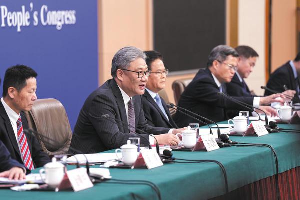 A news conference on China's economic policies gets underway on Friday in Beijing during the fourth session of the 14th National People's Congress, China's top legislature. (Wang Xi/Xinhua)