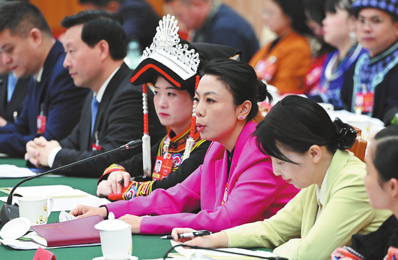 Yuan Shu (third from right), deputy to the National People's Congress, delivers a speech at a deliberation of the Guizhou delegation during the fourth session of the 14th NPC on Friday. (Zhao Wenyu/China News Service)
