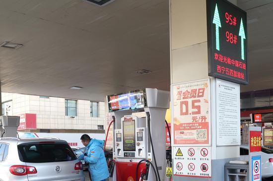 China sees biggest fuel price hike in four years