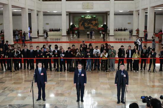 CPPCC members attend group interview ahead of closing meeting of annual session