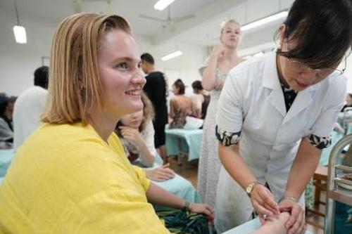 Foreign patients fly to Beijing for medical treatment