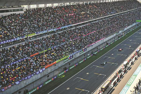 China's growing F1 fan base brought the color to the Shanghai International Circuit for the Chinese Grand Prix over the weekend, with a record attendance of 230,000 spectators. F1's official data shows the country has exceeded 221 million fans, nearly 50 percent of which are female. [Photo/China Daily]