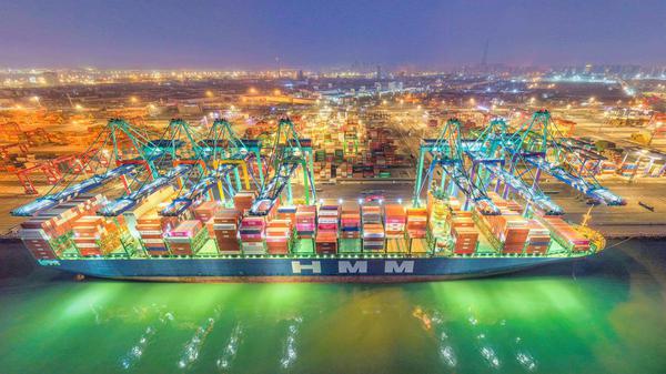 A container vessel docks at Tianjin Port in the Binhai New Area of Tianjin on Monday. DU PENGHUI / XINHUA