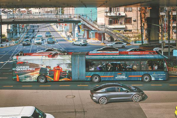 Shanghai has been engulfed in F1 fever for weeks, with specially liveried buses and lots of exciting activities, including a huge fan event with Chinese F1 driver Zhou Guanyu. [Photo/China Daily]