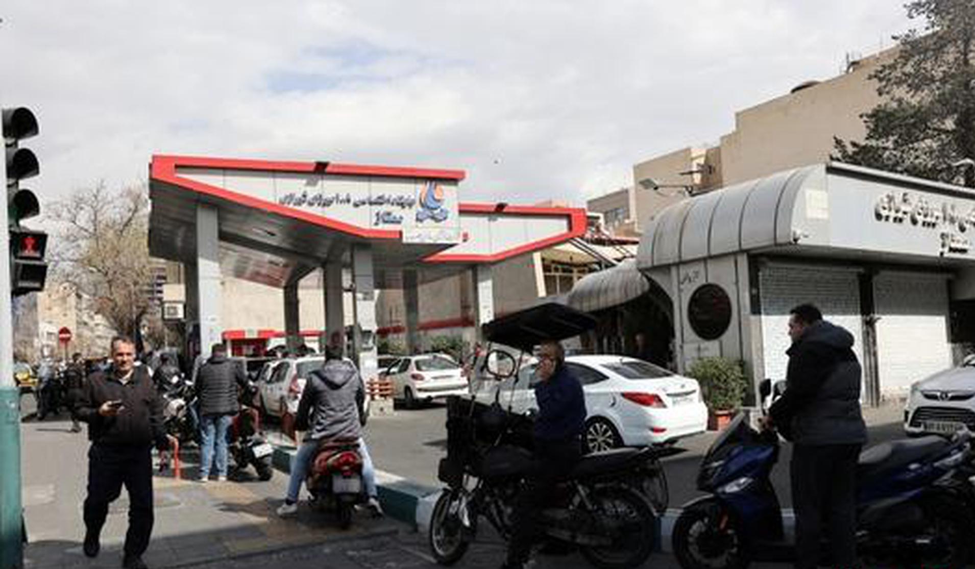 U.S. issues 30-day sanctions waiver for sale of Iranian oil at sea