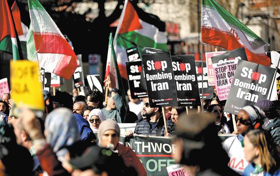 Protesters attend a rally in London on Saturday against United States-Israeli attacks on Iran. (Li Ying / Xinhua)