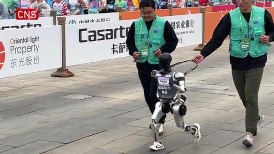 Over 300 humanoid robots to join half-marathon in Beijing next month