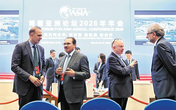 Guests exchange views on Thursday before a plenary session of the Boao Forum for Asia Annual Conference 2026 in Boao, Hainan province. (FENG YONGBIN / CHINA DAILY)