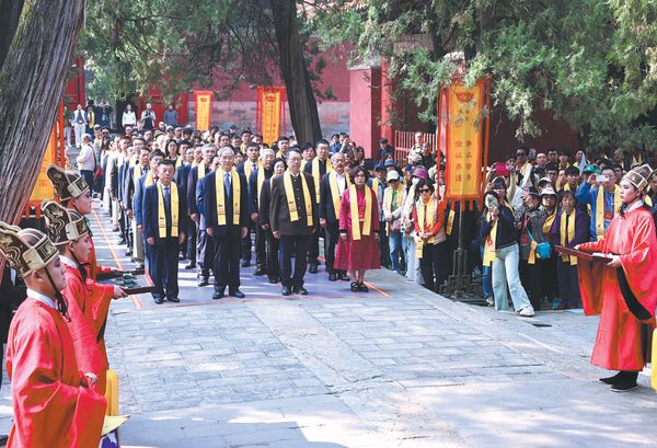Participants from various sectors across the Strait slowly walk to the front of the Dacheng Hall at the Temple of Confucius in Qufu, Shandong province, on April 1, 2026. (LI MINGRUI/CHINA NEWS SERVICE)