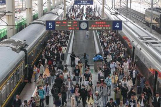 China braces for cross-border travel rush during Qingming holiday