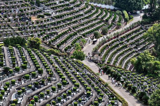 Fuzhou residents visit cemeteries to honor ancestors