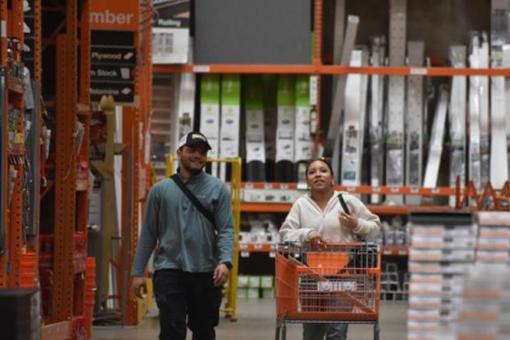 U.S. Defense Secretary Pete Hegseth fired the Army's top general, reflecting his ongoing grievances with the Army, officials said.