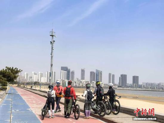 South Korean tourists explore Qingdao by bikes.  (Photo provided by the interviewee)
