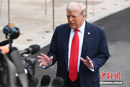 U.S. President Donald Trump speaks to reporters. (Photo: Chen Mengtong/ China News Service)