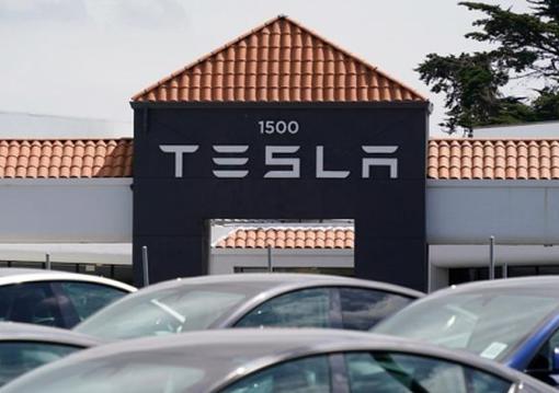 US ends probe into Tesla remote driving feature after software updates