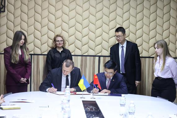 Photo release on April 6, 2026 shows the signing scene between China and Ukraine. (Photo from Chinese Embassy to Ukraine)
