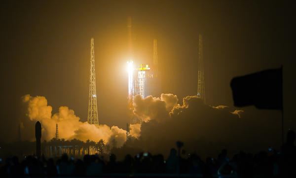 A Long March 8 carrier rocket carrying 18 internet satellites blasts off from the Hainan commercial spacecraft launch site in South China's Hainan province on April 7, 2026. (Photo by Zhou Guoqiang/For chinadaily.com.cn)