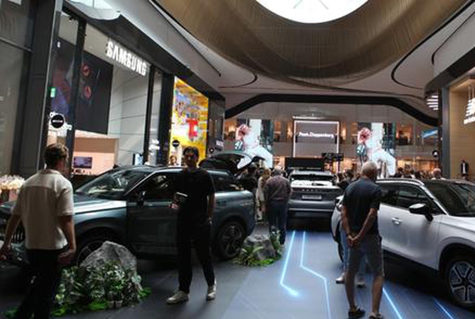 EconoScope | China overtakes Japan as world's top car seller