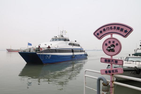 A ferry linking Fujian Province on the mainland with Kinmen approaches a passenger terminal in Quanzhou, southeast China's Fujian Province, April 3, 2026. (Xinhua/Jiang Kehong)
