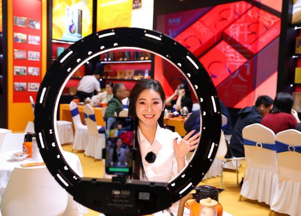 A live streamer works at the 17th Cross-Strait Tea Expo in Wuyishan, southeast China's Fujian Province, Nov. 16, 2025. (Photo by Huang Jiemin/Xinhua)