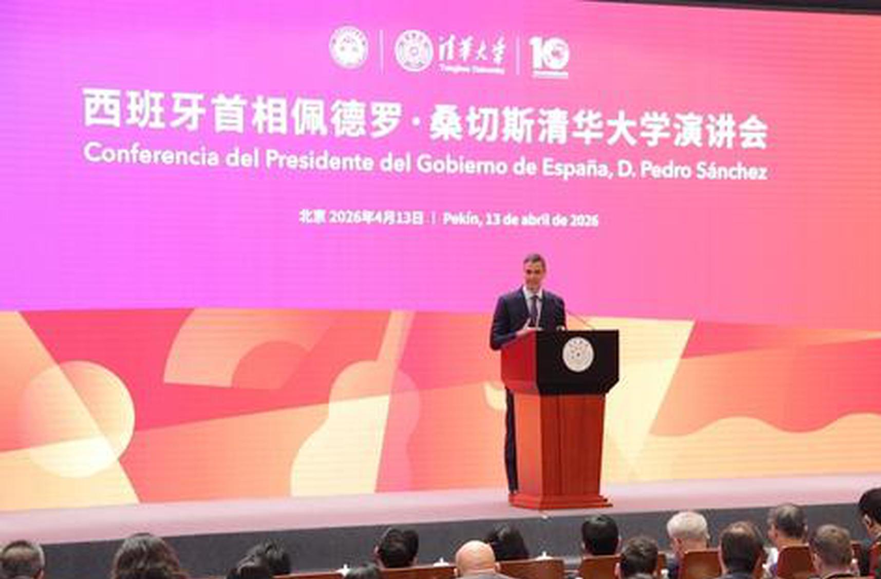 Spanish premier gives a speech at Beijing's Tsinghua University
