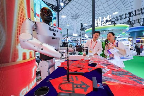 Exploring smart robots at Hainan consumer expo