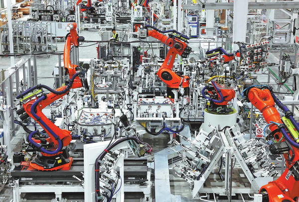 Robots produce automotive body sheet metal parts at a workshop in Fuzhou, Fujian province, on Thursday. WANG WANGWANG/FOR CHINA DAILY