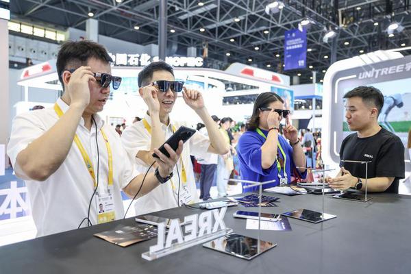 Visitors wear smart glasses during the sixth China International Consumer Products Expo (CICPE) in Haikou, south China's Hainan Province, April 13, 2026. (Xinhua/Zhang Liyun)