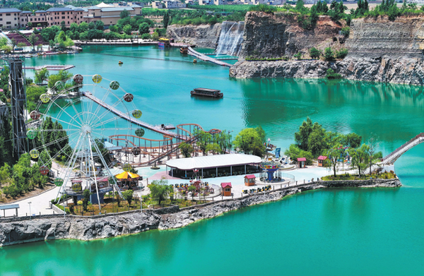 An amusement park is built on a remediated mine in Heze, Shandong province, in June. (GUO XULEI/XINHUA)