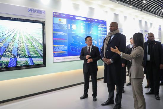 Mozambican president visits Qinghai Province to learn clean energy industry