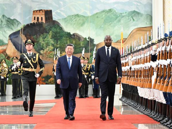 Chinese President Xi Jinping holds a welcome ceremony for President of the Republic of Mozambique Daniel Francisco Chapo ahead of their talks at the Great Hall of the People in Beijing, capital of China, April 21, 2026. Xi held talks with Chapo, who is on a state visit to China, in Beijing on Tuesday. (Xinhua/Shen Hong)