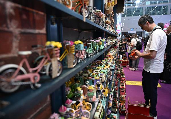 A purchaser (R) views exhibits during the 139th edition of the China Import and Export Fair (Canton Fair) in Guangzhou, south China's Guangdong Province, April 23, 2026. (Xinhua/Deng Hua)