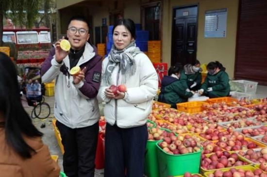 4 metric tons of apples sold in 19 hours after Chinese community rallies to help vendor