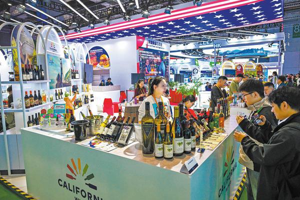 Visitors taste wine from California at the food and agriculture pavilion of the United States last year during the 8th China International Import Expo in Shanghai. The pavilion covered 350 square meters and featured 19 exhibitors, both record highs for the event. (PROVIDED TO CHINA DAILY）